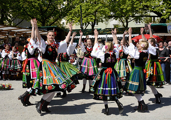 Auftakt Maidult 2016 mit Volkstanz (©Foto. Ingrid Grossmann)